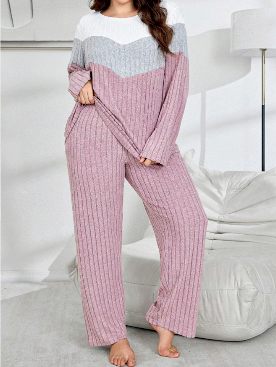 إيزابيلا – طقم بيجامة قطيفة بيج سايز بتصميم شيفرون