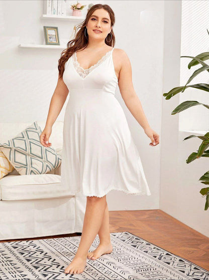 إيزابيلا – لانجيري “زِبده” بيج سايز ميدي بحمّالات ثابتة وياقة V بدانتيل