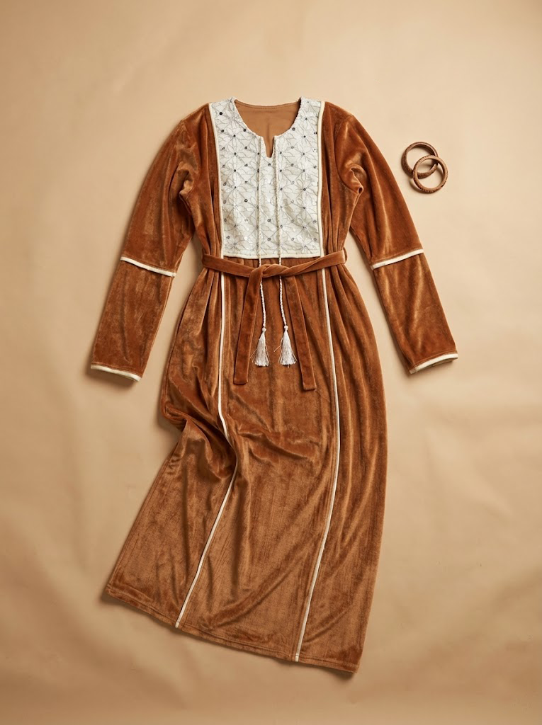 عباية بيتي قطيفة مطرزة أبيض مكتب تبارك