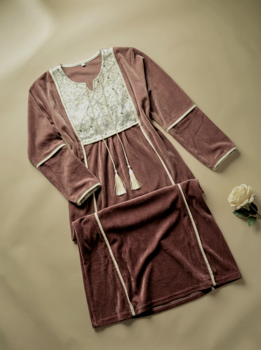 عباية بيتي قطيفة مطرزة أبيض