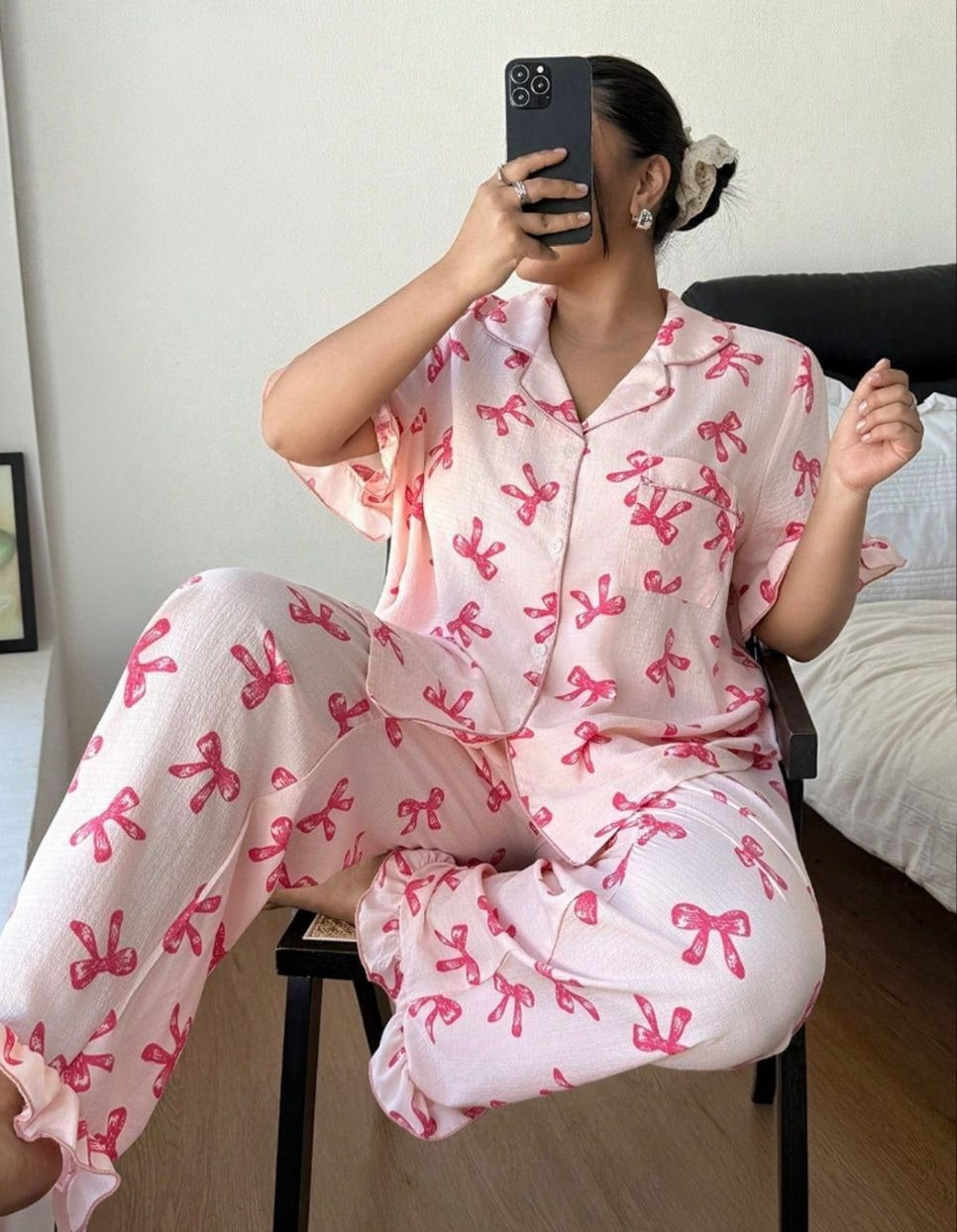 بيجامة بيج سايز... بطبعة فيونكات رقيقة تخلي إطلالتك كلها نعومة ودلع ✨🎀