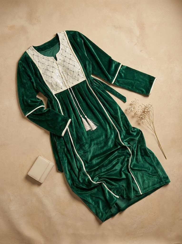 عباية بيتي قطيفة مطرزة أبيض مكتب تبارك