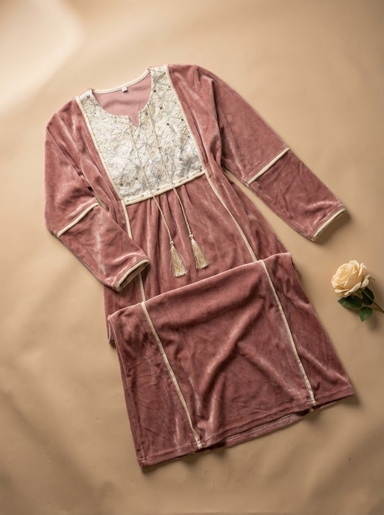 عباية بيتي قطيفة مطرزة أبيض مكتب تبارك