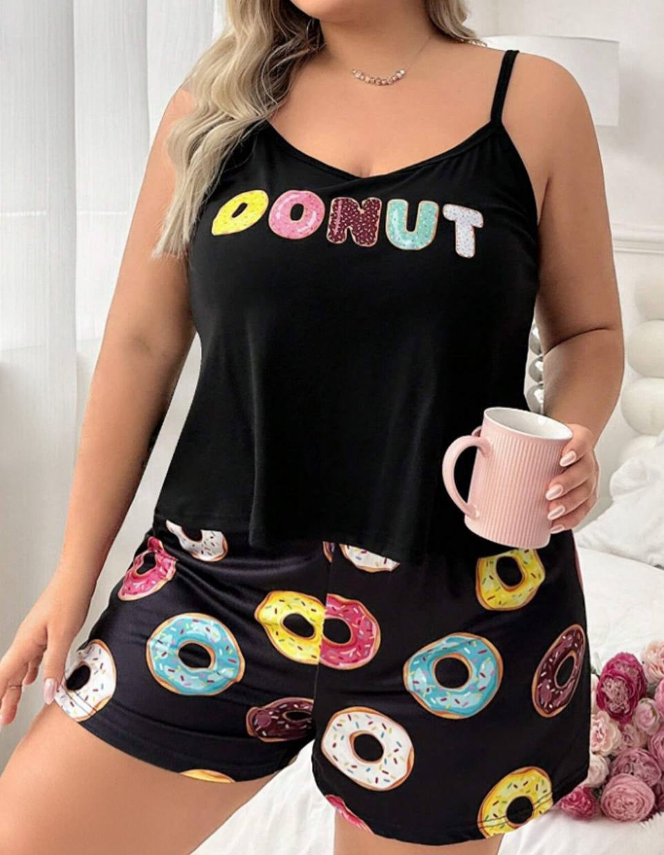 ✨ بيجامة شورت بطبعة Donut – كيوت ومريحة بستايل مرح 🍩🖤
