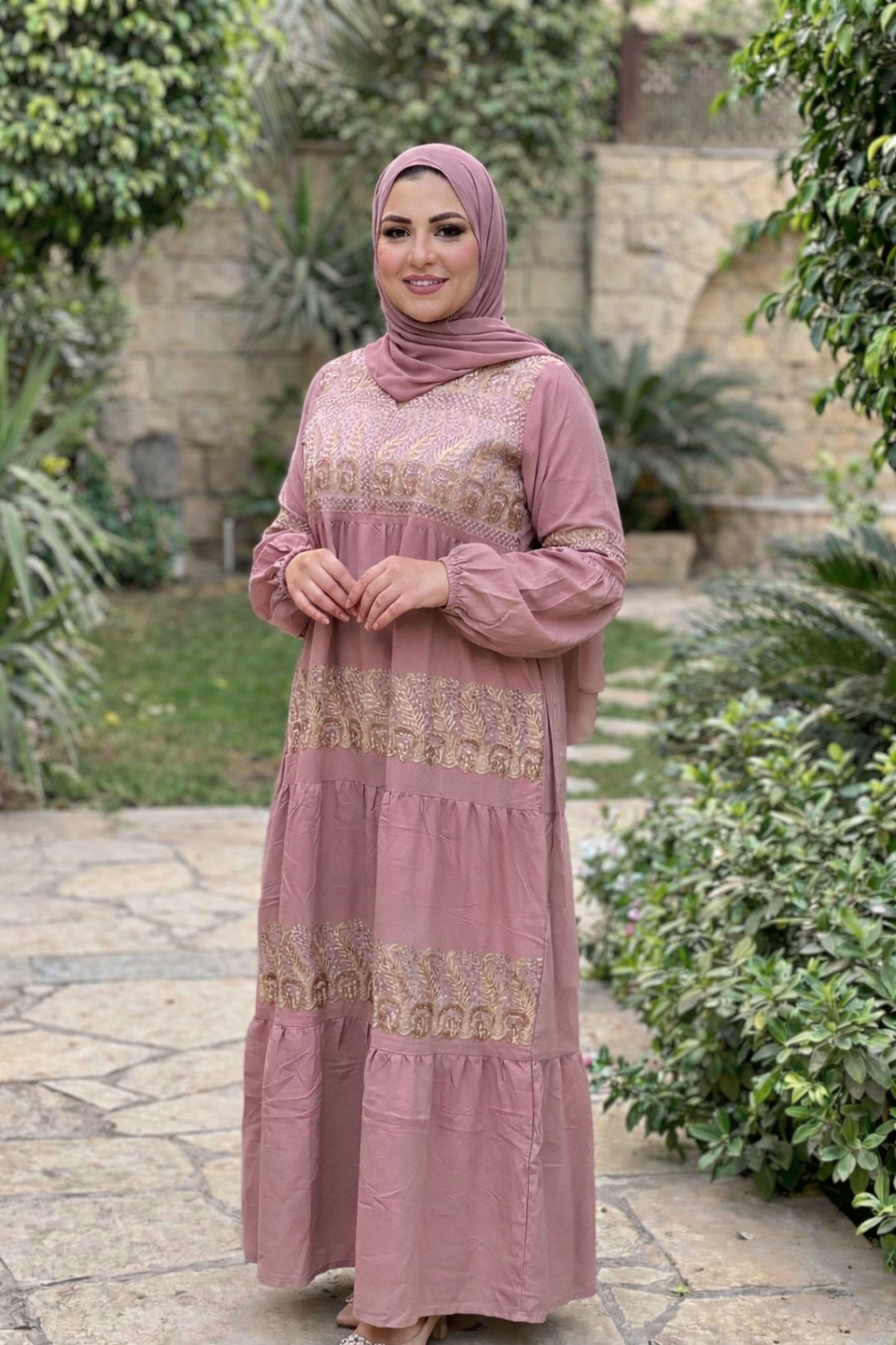 عباية كتان بتطريز دهبي