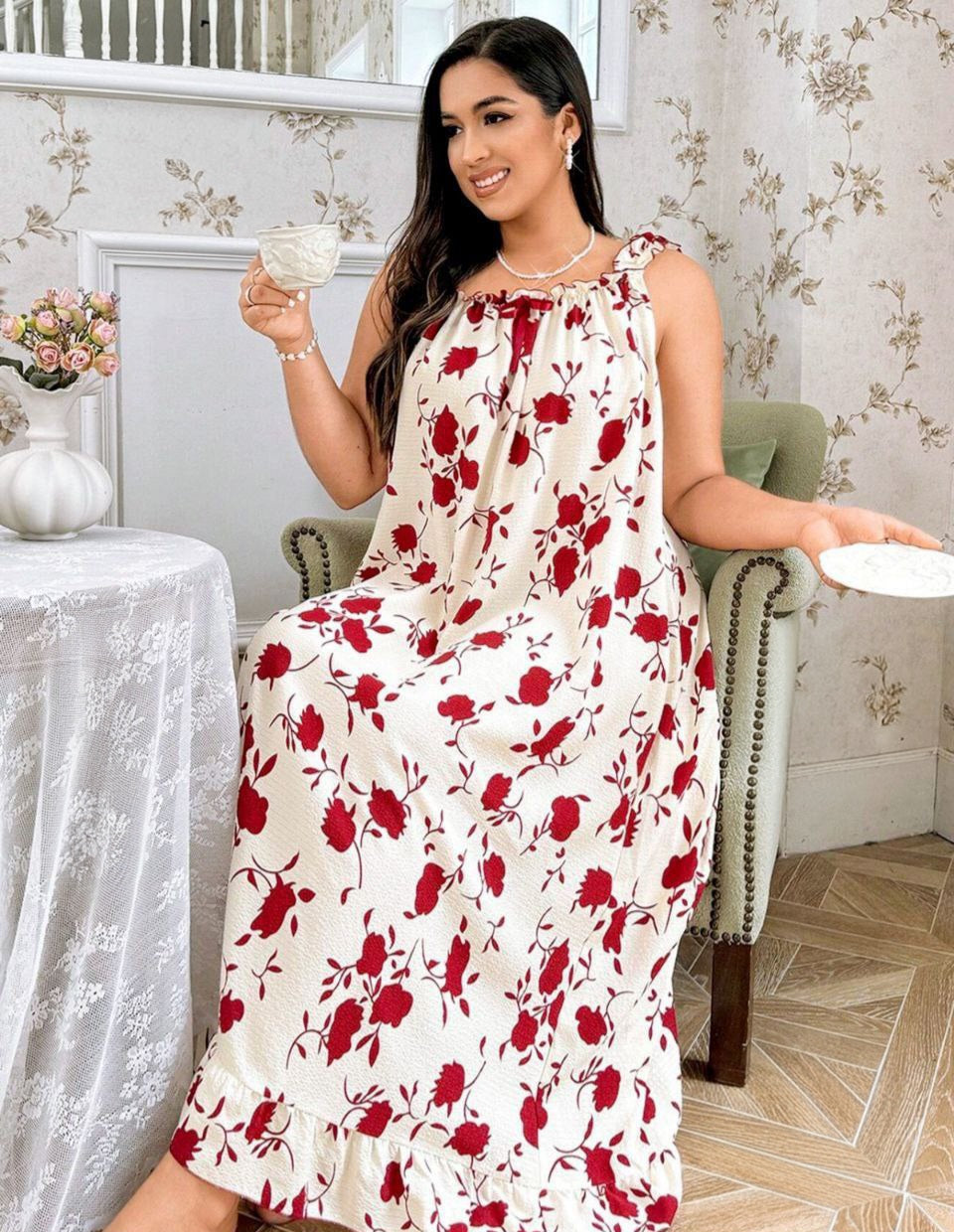 ✨ قميص نوم طويل بطبعة ورد جريئة – راحة وأناقة في البيت 🌹🤍