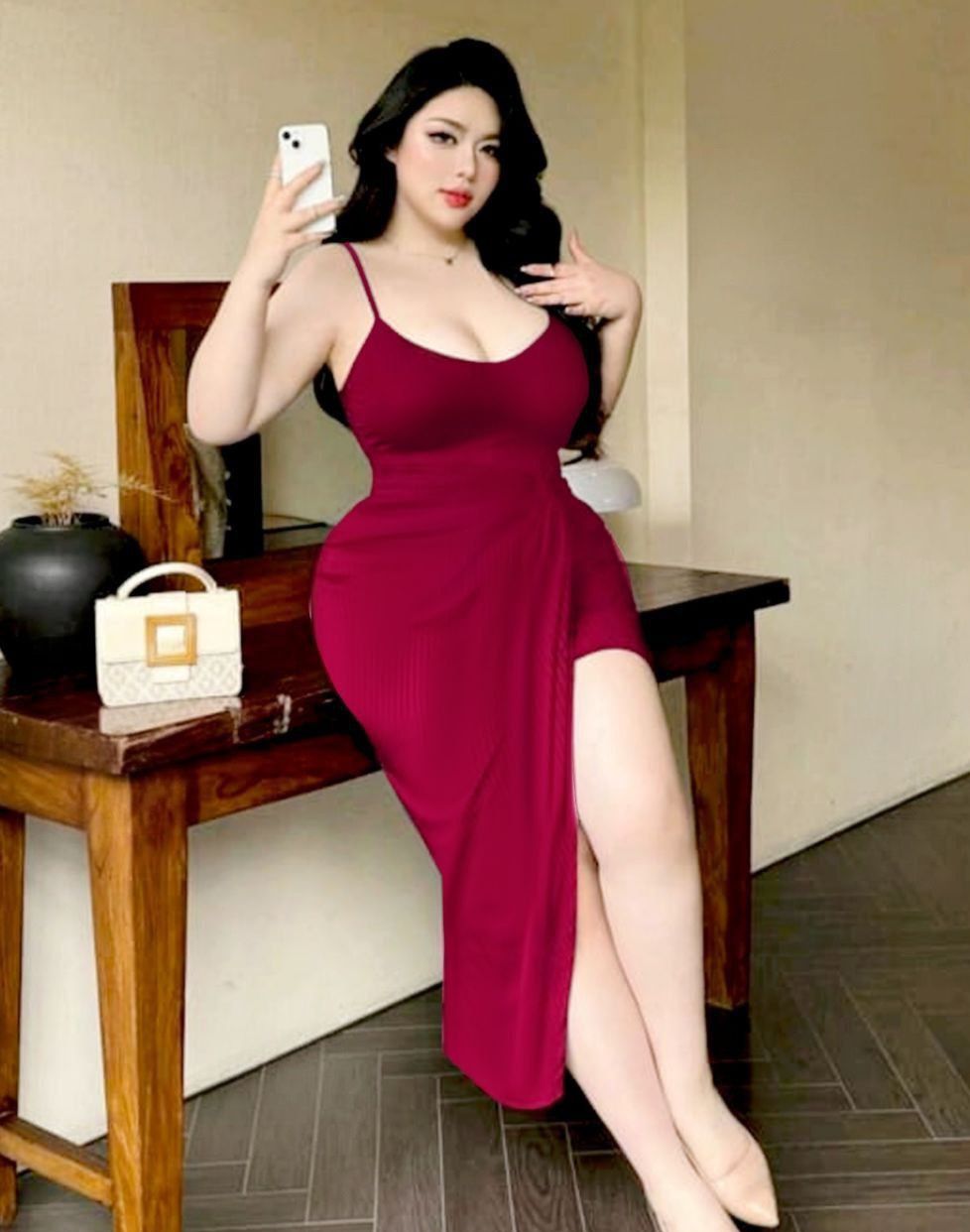 ✨ فستان ميدي بحمالات رفيعة وفتحة جانبية – جرأة راقية وأنوثة واضحة ♥️✨